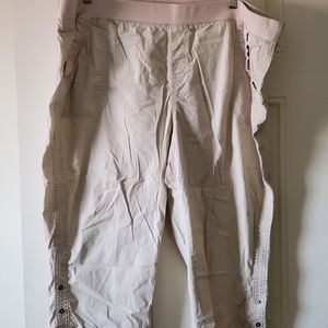 Avenue khaki pull on Capri